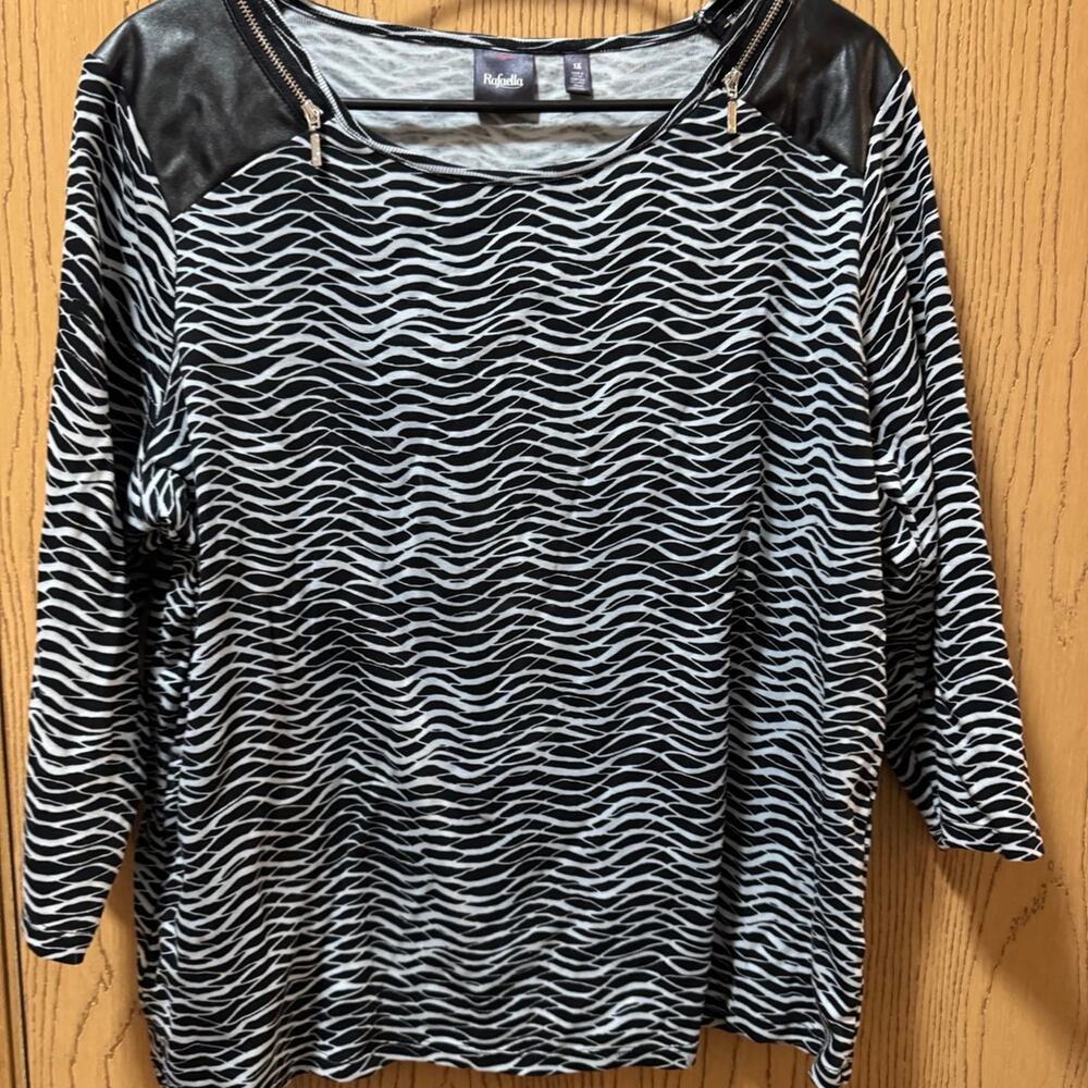 Rafaella zipper shoulder top size 1X